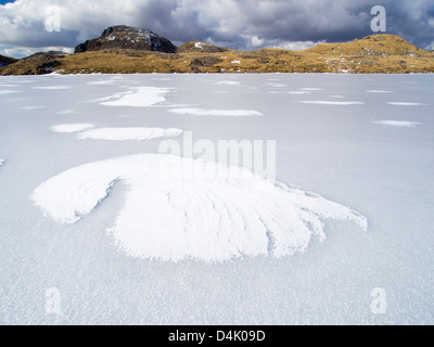 Wind trieb Schnee auf Beregnung Tarn an der Spitze des Borrowdale, gefroren, mit Blick auf große Ende, Lake District, Großbritannien. Stockfoto