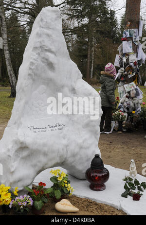 Ein Gedenkstein, geformt wie ein Eisberg auf dem Grab von Keeper Thomas Doerflein auf dem Friedhof steht? In Den Kisseln? in Berlin-Spandau, Deutschland, 13. März 2009. Steinmetz Bernd Kuhne hat die weiße marmornen Stein, die rund 500 kg und kostet 7000 Euro wiegt, gespendet. Die Stein wurde am Freitag aufgestellt. Foto: Rainer Jensen Stockfoto