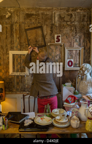 Mann Neubaurahmen Rahmen an der Wand Stockfoto