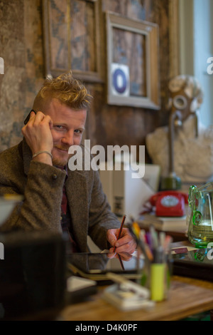 Geschäftsmann am Handy sprechen Stockfoto