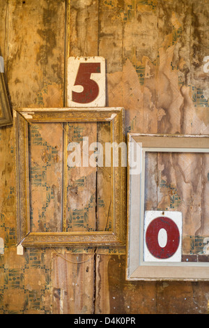 Leere Bilderrahmen und Zahlen auf Wand Stockfoto