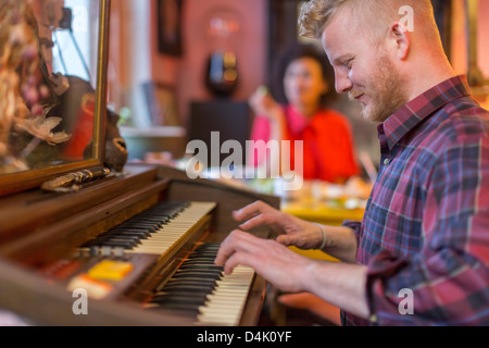 Lächelnder Mann, Orgel zu spielen Stockfoto