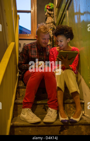 Paar Schritte Tablet-Computer über Stockfoto