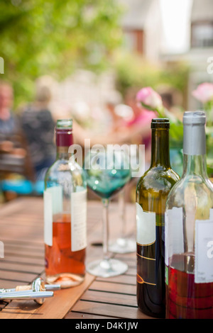 Flaschen Wein auf Tisch im freien Stockfoto