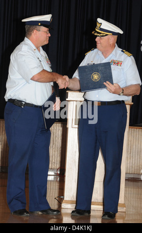 Das Aids to Navigation Team (ANT) Dulac der US Coast Guard hielt eine Zeremonie zum Kommandowechsel ab und markierte den Übergang der Führung bei der Aufrechterhaltung der Navigationssicherheit im Eighth Coast Guard District, Louisiana. Stockfoto
