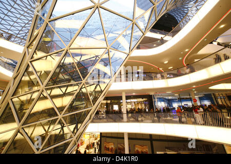 Das Bild zeigt die verschiedenen Etagen der Shopping Mall? MyZeil? in Frankfurt Main, Deutschland, 27. Februar 2009, einen Tag nach der großen Eröffnung. In der Mitte der Mall steht eine trichterförmige Glasskulptur; und von hier aus eine sehr lange Rolltreppe bringt die Kunden zu den verschiedenen Etagen. Trotz der schlechten Wirtschaftslage die Krise und die Rezession stehen die Zeichen hier Stockfoto