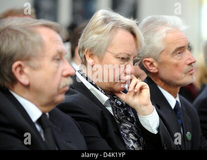 Deutsche Innenminister Education Annette Schavan (C), Baden-Württemberg? s Minister of Education Helmut Rau (L) und Baden-Württemberg? s Minister of Justice Ulrich Goll (R) Teilnahme an der offiziellen Trauerfeier in der Kirche St. Karl Borromaeus in Winnenden, Deutschland, 21. März 2009. Bundeskanzlerin Merkel, Präsident Koehler und andere offizielle Gäste nahmen an der Handlung des Staates zu commemorat Stockfoto