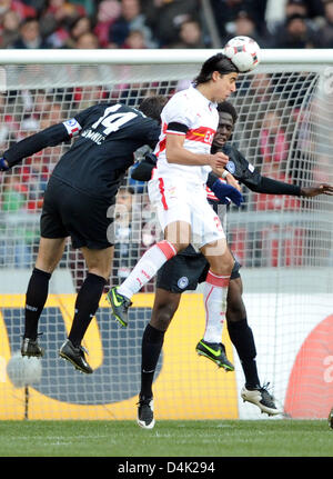 Stuttgart? s Sami Khedira (C) leitet das 2: 0 Führung Ziel neben Berlin? s Josip Simunic (L) und Rodnei (R) während der Bundesliga Spiel VfB Stuttgart Vs Hertha BSC Berlin im Mercedes-Benz Arena in Stuttgart, Deutschland, 21. März 2009. Foto: Uli Deck Stockfoto