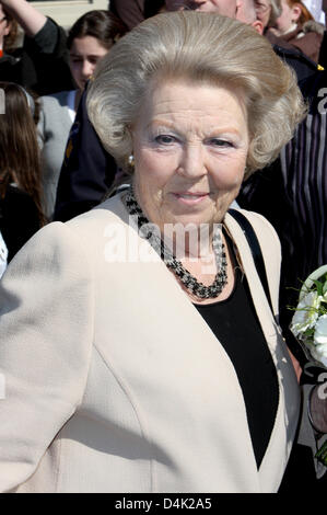 Niederländischen Königin Beatrix beteiligt sich an ehrenamtliche Tätigkeit während der machen einen Differencey Tag in der Stiftung Kunst und Kultur für Blinde und sehbehinderte Menschen in ZeistThe Niederlande, 20. März 2009. Dieser Tag ist eine Initiative der niederländischen Stiftung Oranje Fonds. Freiwilliger bei machen einen Unterschied Tag können Menschen auf verschiedene Art von Arbeitsplätzen im ganzen Land, mehr Beachtung zu schenken Stockfoto