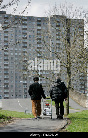 Asylbewerber machen es Weg nach Hause um ihre vorübergehende Unterbringung in der Sighthill Gegend von Glasgow, Schottland Stockfoto