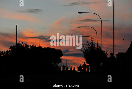 Straßenszene während des Sonnenuntergangs in der ehemalige Township Soweto, heute ein Stadtteil von Johannesburg, Südafrika, 23. November 2008. Foto: Gero Breloer Stockfoto