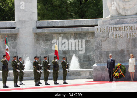 Prinz Philippe von Belgien (2-R) und Prinzessin Mathilde von Belgium (R) besuchen eine Verlegung Kranzniederlegung am Los Niños Heroes National Monument in Mexico City, Mexiko, 23. März 2009. Belgien? s Kronprinzenpaar leitete eine Delegation von mehr als 75 Geschäftsleute besuchen Mexiko Handelsverträge in Häfen Infrastruktur, Energie, Gesundheit und Luft-und Raumfahrt zu fördern. Foto: Albert Stockfoto