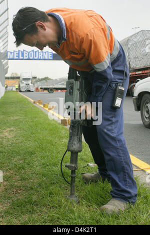 Ein Arbeiter bereitet die Spur des Albert Park Street Circuit in der Innenstadt von Melbourne, Australien, 24. März 2009. Der Formel 1 Australian Grand Prix findet am 29. März auf Albert Park Street Circuit statt. Foto: JENS Büttner Stockfoto