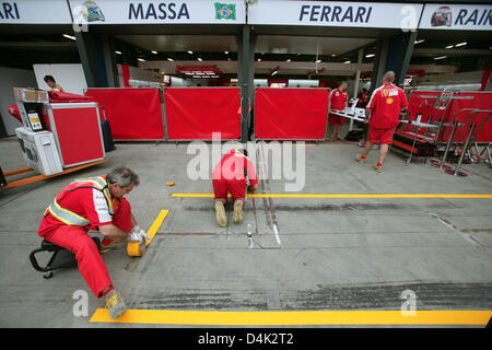 Ein Arbeiter bereitet die Spur des Albert Park Street Circuit in der Innenstadt von Melbourne, Australien, 24. März 2009. Der Formel 1 Australian Grand Prix findet am 29. März auf Albert Park Street Circuit statt. Foto: ROLAND WEIHRAUCH Stockfoto