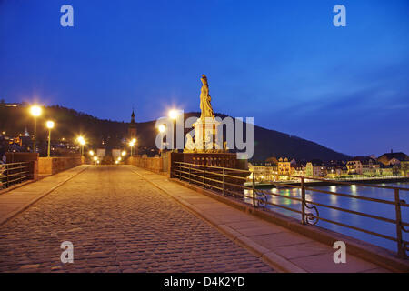 Karl-Theodor-Brücke (alte Brücke) über den Neckar in Richtung der Stadt Tor (?) Stadttor? oder? Brueckentor?) in der Altstadt von Heidelberg, während die so genannte blaue Stunde, Deutschland, 1. März 2009 zu sehen. Heidelberg zieht jedes Jahr Millionen von Touristen. Foto: Wolfram Steinberg Stockfoto