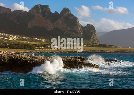 Stürmische See in der Nähe von San Vito lo Capo, Sizilien, Italien Stockfoto