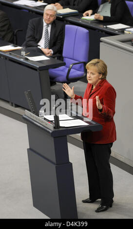 Bundeskanzlerin Angela Merkel macht eine staatliche Aussage auf dem kommenden NATO-Gipfel im Bundestag in Berlin, Deutschland, 26. März 2009. Außenminister und Vizekanzler Frank-Walter Steinmeier hört in den Rücken. Internationalen Staats- und Regierungschefs treffen sich nächste Woche für den Gipfel in Baden-Baden, Kehl und Straßburg. Foto: TIM BRAKEMEIER Stockfoto