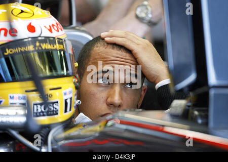 Britische Formel1-Fahrer Lewis Hamilton von McLaren Mercedes ist abgebildet, während Mechanik an seinem Auto während der ersten Trainingseinheit am Albert Park Circuit in Melbourne, Australien, 27. März 2009 arbeiten. Räikkönen fuhr die dritte schnellste Zeit während der Sitzung. Die Australian Formula One Grand Prix statt findet am Sonntag, 29. März. Foto: Roland Weihrauch Stockfoto