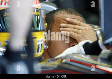 Britische Formel1-Fahrer Lewis Hamilton von McLaren Mercedes ist abgebildet, während Mechanik an seinem Auto während der ersten Trainingseinheit am Albert Park Circuit in Melbourne, Australien, 27. März 2009 arbeiten. Räikkönen fuhr die dritte schnellste Zeit während der Sitzung. Die Australian Formula One Grand Prix statt findet am Sonntag, 29. März. Foto: Roland Weihrauch Stockfoto
