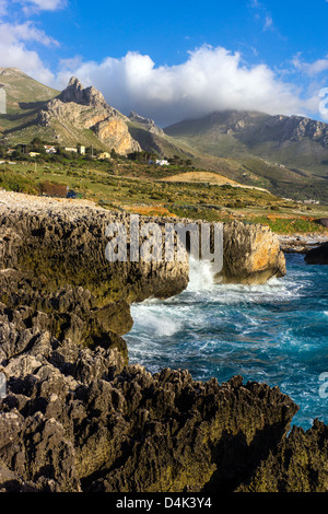 Stürmische See in der Nähe von San Vito lo Capo, Sizilien, Italien Stockfoto