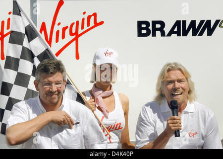 Virgin-Boss Sir Richard Branson (R) und Ross Brawn, Besitzer von Brawn GP, sprich mit Medien im Albert Park Circuit in Melbourne, Australien, 28. März 2009. Die Formel Eins Australian Grand Prix statt findet am Sonntag, 29. März. Foto: PETER STEFFEN Stockfoto