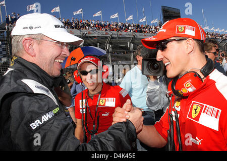 Ehemalige deutsche Formel 1 Weltmeister Michael Schumacher (R) von Ferrari plaudert mit Ross Brawn, Besitzer von Brawn GP, vor Beginn der Australian Formula One Grand Prix im Albert Park Circuit in Melbourne, Australien, 29. März 2009. Foto: Jens Büttner Stockfoto