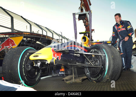 Das beschädigte Auto des deutschen Formel1-Fahrer Sebastian Vettel von Red Bull ist in der australischen Formel Eins Grand Prix im Albert Park Circuit in Melbourne, 29. März 2009 nach einem Absturz mit polnischer Formel-1-Pilot Kubica BMW Sauber abgeschleppt. Foto: Peter Steffen Stockfoto