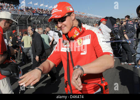 Ehemalige deutsche Formel 1 Weltmeister Michael Schumacher geht in der Boxengasse am Ende des Australian Formula One Grand Prix im Albert Park Circuit in Melbourne, 29. März 2009. Foto: Jens Büttner Stockfoto