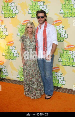 US-Schauspielerin Tori Spelling und ihrem Ehemann Dean McDermott kommen bei Nickelodeon? s Kinder? Choice Awards 2009 Pauley Pavillion in Westwood, Los Angeles, USA, 28. März 2009. Kinder ihre Favoriten von mehr als 90 Millionen Stimmabgabe in 18 Kategorien von 02 bis 28 März geehrt. Foto: Hubert Boesl Stockfoto