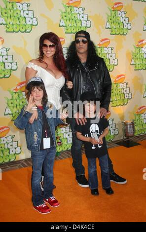 US-Musiker Slash, seiner Frau Perla Ferrar und Söhne Cash Anthony Hudson und London Emilio Hudson bei den Nickelodeon kommen? s Kinder? Choice Awards 2009 Pauley Pavillion in Westwood, Los Angeles, USA, 28. März 2009. Kinder ihre Favoriten von mehr als 90 Millionen Stimmabgabe in 18 Kategorien von 02 bis 28 März geehrt. Foto: Hubert Boesl Stockfoto