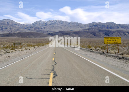 (Datei) - die Datei Bild vom 29. Januar 2008 zeigt die Autobahn Panamint Valley am Death Valley National Park, USA. Das Schild an der Seite der Straße berät das drehen-off des Wagens? s Klimaanlage zu vermeiden, die Motor? s Überhitzung während der Fahrt die 10 Meilen (16 Kilometer) langen Hügel hinauf. Foto: Thomas Muncke Stockfoto