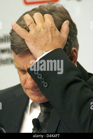 Vorstandsvorsitzender der Deutsche Bahn AG, Hartmut Mehdorn, kündigt seinen Rücktritt bei einer Bilanz-Pressekonferenz in Berlin, Deutschland, 30. März 2009. Foto: WOLFGANG KUMM Stockfoto