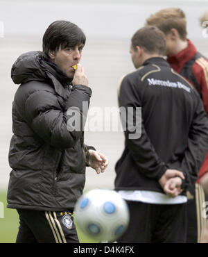 Trainer der Deutschland? s-Fußball-Nationalmannschaft Joachim Löw (L) während das Team pfeift? s Trainingseinheit im? Zentralstadion? in Leipzig, Deutschland, 30. März 2009. Das Team bereitet sich derzeit für das WM-Qualifikationsspiel der Gruppe 4 gegen Wales am 01 April in Cardiff. Foto: ACHIM SCHEIDEMANN Stockfoto