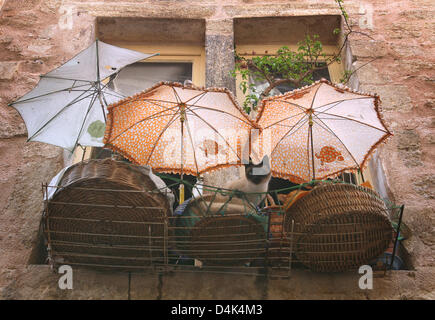 (Dpa-Datei) Ein Datei-Bild vom 25. Mai 2008 fängt eine siamesische Katze auf einem Balkon in Pezenas, Frankreich. Foto: Karl-Josef Hildenbrand Stockfoto