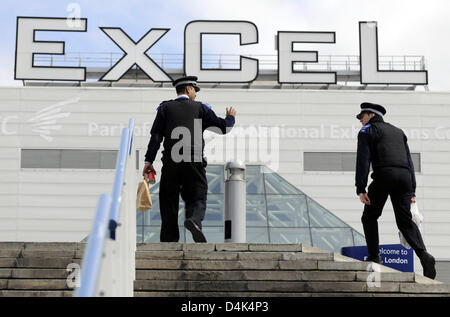 Zwei Polizisten abgebildet im ExCel Conference Centre in London, Vereinigtes Königreich, 31. März 2009. Das ExCel Centre wird der G20-Gipfel am 2. April 2009 veranstalten. Foto: TIM BRAKEMEIER Stockfoto