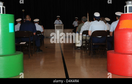 Das AIDS to Navigation Team (ANT) Dulac in Louisiana hielt eine Zeremonie für einen Kommandowechsel ab, der den Übergang der Führung innerhalb des 8. Küstenwache-Distrikts markierte. Stockfoto