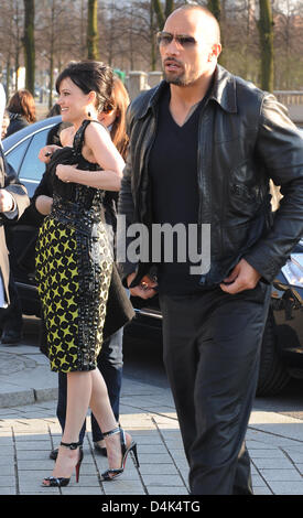 US-Schauspieler Dwayne Johnson (R) und Schauspielerin Carla Gugino kommen für einen Fototermin anlässlich der bevorstehenden Deutschland-Premiere ihres Films? Race to Witch Mountain? vor dem Brandenburger Tor in Berlin, Deutschland, 31. März 2009. Der Film werden in den deutschen Kinos ab 9. April 2009. Foto: Jens Kalaene Stockfoto