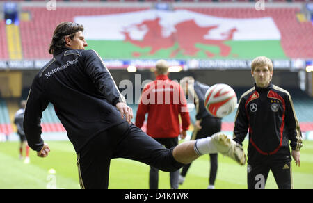 Deutschland? s-nationale Fußball-Spieler Mario Gomez (L) spielt den Ball zu Mitspieler Marko Marin während der Kader? s letzte Trainingseinheit an? Millennium Stadium? in Cardiff, Wales, Vereinigtes Königreich, 31. März 2009. Gomez, Stürmer der deutschen Fußball-Bundesliga-Fußball-Club VfB Stuttgart, hat nicht wie ein Fußball-Spieler für ein Jahr und 643 Minuten des Spiels erzielt. Die deutsche Mannschaft steht der walisischen sid Stockfoto