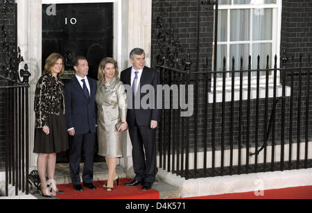 Der britische Premierminister Gordon Brown (R) und seine Frau Sarah (L) willkommen russischen Präsidenten Dmitry Medvedev (2 L) und seine Frau Svetlana (2-R) in der Downing Street vor der G20-Staats-und Regierungschefs? Summit on Financial Markets and the World Economy in London, Vereinigtes Königreich, 1. April 2009. Foto: Tim Brakemeier Stockfoto