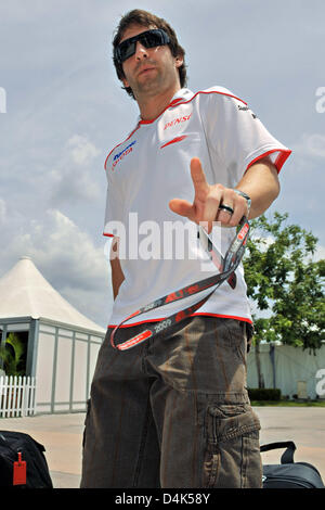 Deutsche Formel1-Fahrer Timo Glock von Toyota kommt in Sepang Circuit am Stadtrand von Kuala Lumpur, Malaysia, 2. April 2009. 2009 Formel 1 malaysischen Grand Prix statt findet am Sonntag, 05. April. Foto: Peter Steffen Stockfoto