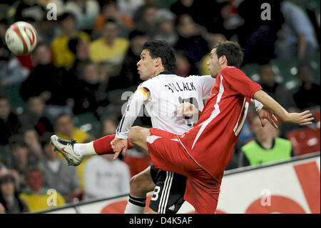 Deutschland? s Michael Ballack um den Ball mit Wales wetteifert? Joe Ledley während der WM-Qualifikation Spiel Wales gegen Deutschland im Millennium Stadium in Cardiff, Vereinigtes Königreich, 1. April 2009. Deutschland besiegte Wales 2-0. Foto: Peter Kneffel Stockfoto