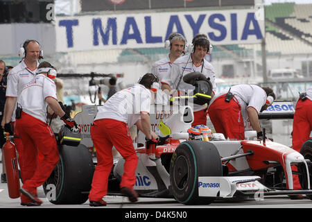 Mechaniker kümmern sich um deutsche Formel1-Fahrer Timo Glock von Toyota vor dem zweiten Training in Sepang Circuit am Stadtrand von Kuala Lumpur, Malaysia, 3. April 2009. 2009 Formel 1 malaysischen Grand Prix statt findet am Sonntag, 05. April. Foto: Jens Büttner Stockfoto