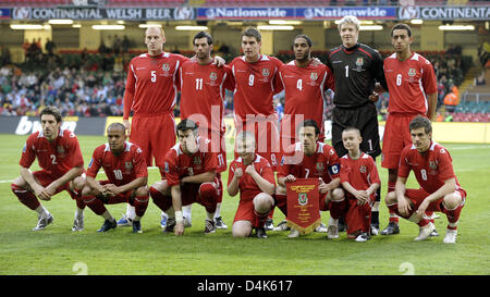 Die walisische Nationalmannschaft (hintere Reihe L-R) James Collins, Joseph Ledley, Samuel Vokes, Ashley Williams, Wayne Hennessey, Lewin Nyatanga; (Vorderreihe L-R) Samuel Ricketts, Rob Earnshaw, Gareth Bale, Simon Davies, Aaron Ramsey Pose für ein Gruppenfoto vor der FIFA WM 2010 Qualifikation Wales Vs Deutschland in Cardiff, Wales, Vereinigtes Königreich, 1. April 2009. Deutschland gewann das Spiel 2: 0. Phot Stockfoto