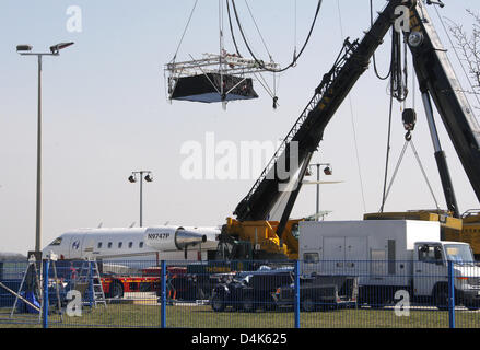 Eine Einstellung ist am Flugplatz Strausberg, Deutschland, 3. April 2009 aufgemacht. US-Filmemacher Roman Polanski wird Szenen von seinem neuen Film zu drehen? Der Geist? shooting begann am 02 April eine Spokesperosn für Studio Babelsberg erzählte Airfieldnear Berlin Deutschland-Presse-Agentur Dpa. Foto: BERND SETTNIK Stockfoto