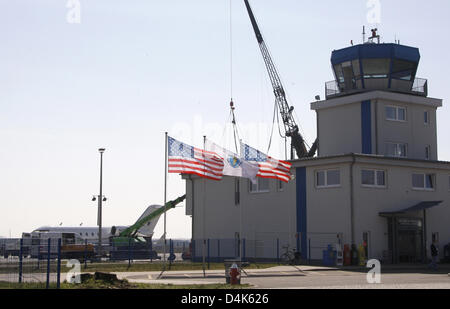 US Flaggen Welle am Flugplatz Strausberg, Deutschland, 3. April 2009. US-Filmemacher Roman Polanski wird Szenen von seinem neuen Film zu drehen? Der Geist? shooting begann am 02 April eine Spokesperosn für Studio Babelsberg erzählte Airfieldnear Berlin Deutschland-Presse-Agentur Dpa. Foto: BERND SETTNIK Stockfoto