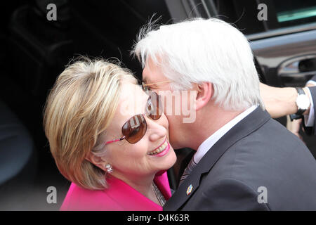 German Foreign Minister Frank-Walter Steinmeier (R) begrüßt seinem amerikanischen Amtskollegen Hillary Rodham Clinton in Baden-Baden, Deutschland, 3. April 2009. Nach dem bilateralen Treffen von Frau Merkel und Herr Obama statt dem NATO-Gipfel 2009 findet in Straßburg, Baden-Baden und Kehl, Deutschland am 03 und 4. April 2009. Foto: Fredrik von Erichsen Stockfoto