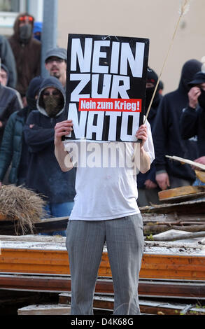 Ein Demonstrant hält ein Anti-NATO-Zeichen während einer Demonstration in Straßburg, Südfrankreich, 3. April 2009. NATO-Gipfel 2009 findet in Straßburg, Frankreich, Baden-Baden und Kehl, Deutschland am 03 und 4. April 2009. Linke Demonstranten und Riot Polizeikräfte stießen immer wieder im Laufe der letzten Tage in Straßburg. Foto: UWE ANSPACH Stockfoto