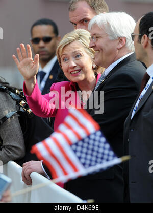 German Foreign Minister Frank-Walter Steinmeier (R) und seine US-Kollegin Hillary Rodham Clinton Arive zum NATO-Gipfel 2009 in Baden-Baden, Deutschland, 3. April 2009. NATO? s Gipfel zum 60. Jahrestag 2009 findet in Straßburg, Baden-Baden und Kehl, Deutschland am 03 und 4. April 2009. Foto: Uli Deck Stockfoto