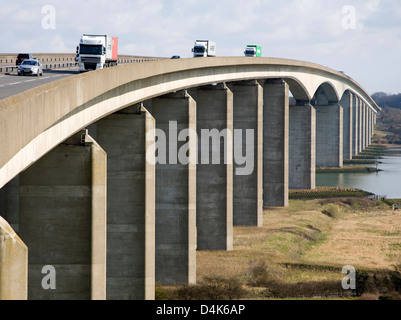 Die Orwell-Brücke im Jahr 1982 eröffnet trägt der Fernstraße A14 über River Orwell, Ipswich, Suffolk, England. Stockfoto