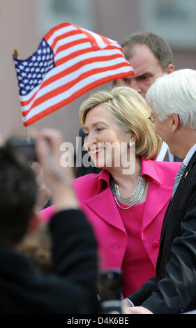 German Foreign Minister Frank-Walter Steinmeier (R) und seine US-Kollegin Hillary Rodham Clinton Arive zum NATO-Gipfel 2009 in Baden-Baden, Deutschland, 3. April 2009. NATO? s Gipfel zum 60. Jahrestag 2009 findet in Straßburg, Baden-Baden und Kehl, Deutschland am 03 und 4. April 2009. Foto: Uli Deck Stockfoto